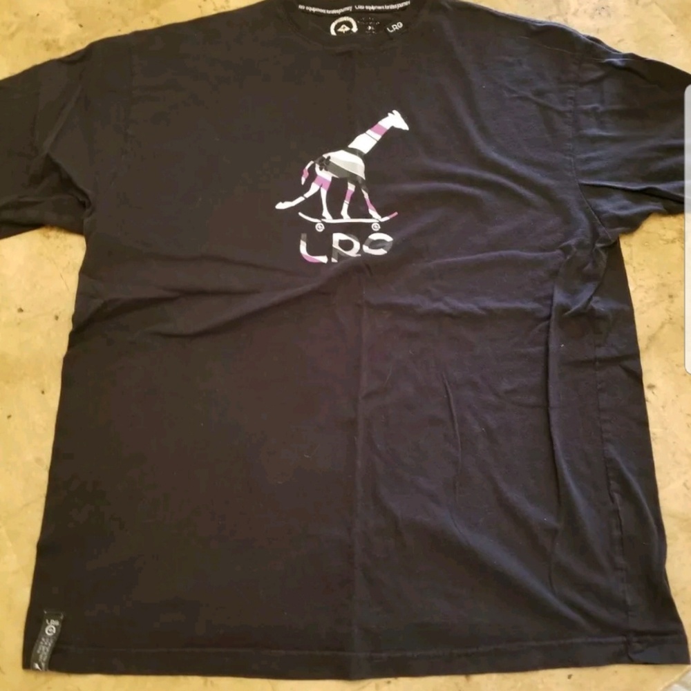 Lrg giraffe on skateboard shirt L
